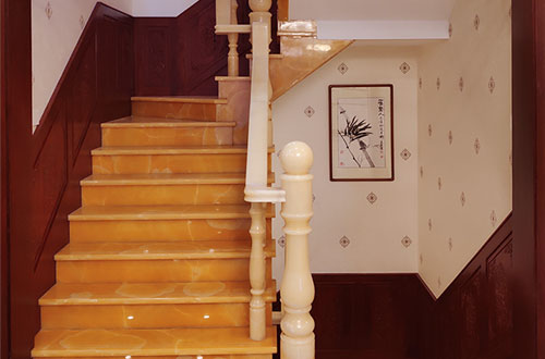 靖西中式别墅室内汉白玉石楼梯的定制安装装饰效果